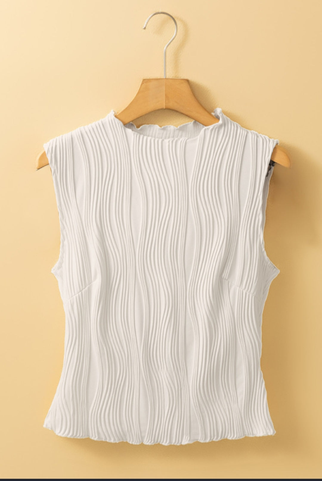 White wavy round top